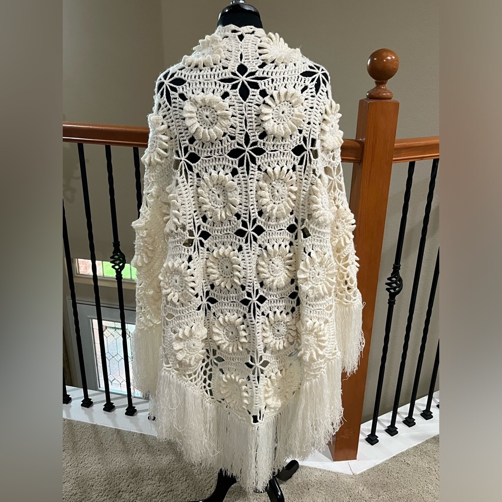 VINTAGE Crochet Fringe Shawl in Cream UNBRANDED, ONE SIZE - Picture 9 of 13
